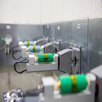 建立电池测试设施，一些绿色电池在 LINAK（力纳克）排队等待测试。