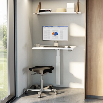 适用于小空间的小型升降办公桌。 用一根 LINAK 升降柱可以改善人体工学。