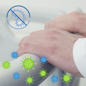 LINAK Protect™ - 医生手扶医疗床栏杆。