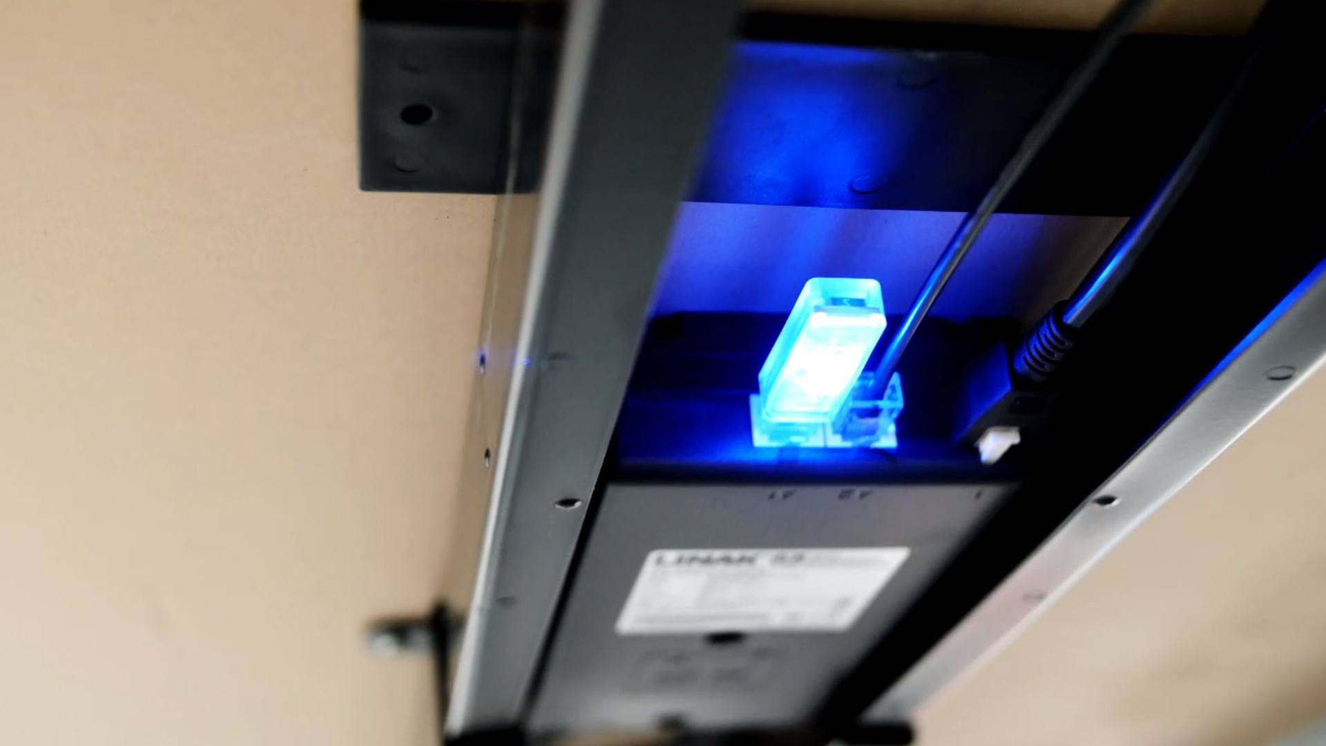 Desk Control™ app - 如何将一个 Bluetooth® 适配器接到 app 上。