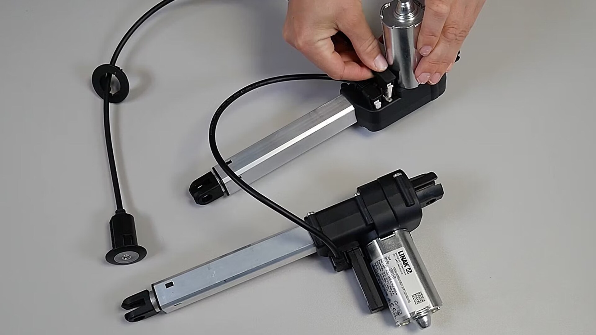 手动演示如何组装斜躺椅用的 LA10 系统