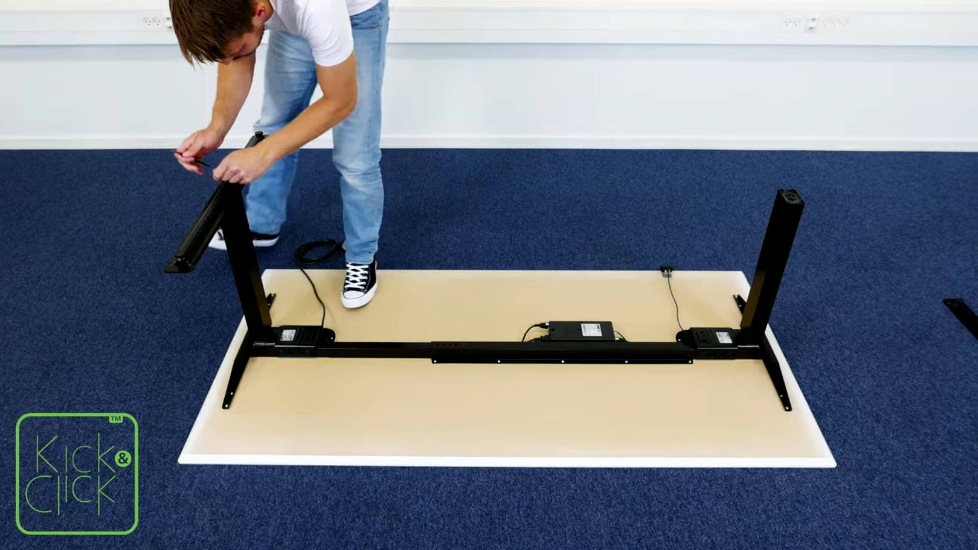 如何拆卸 LINAK Kick & Click 办公桌