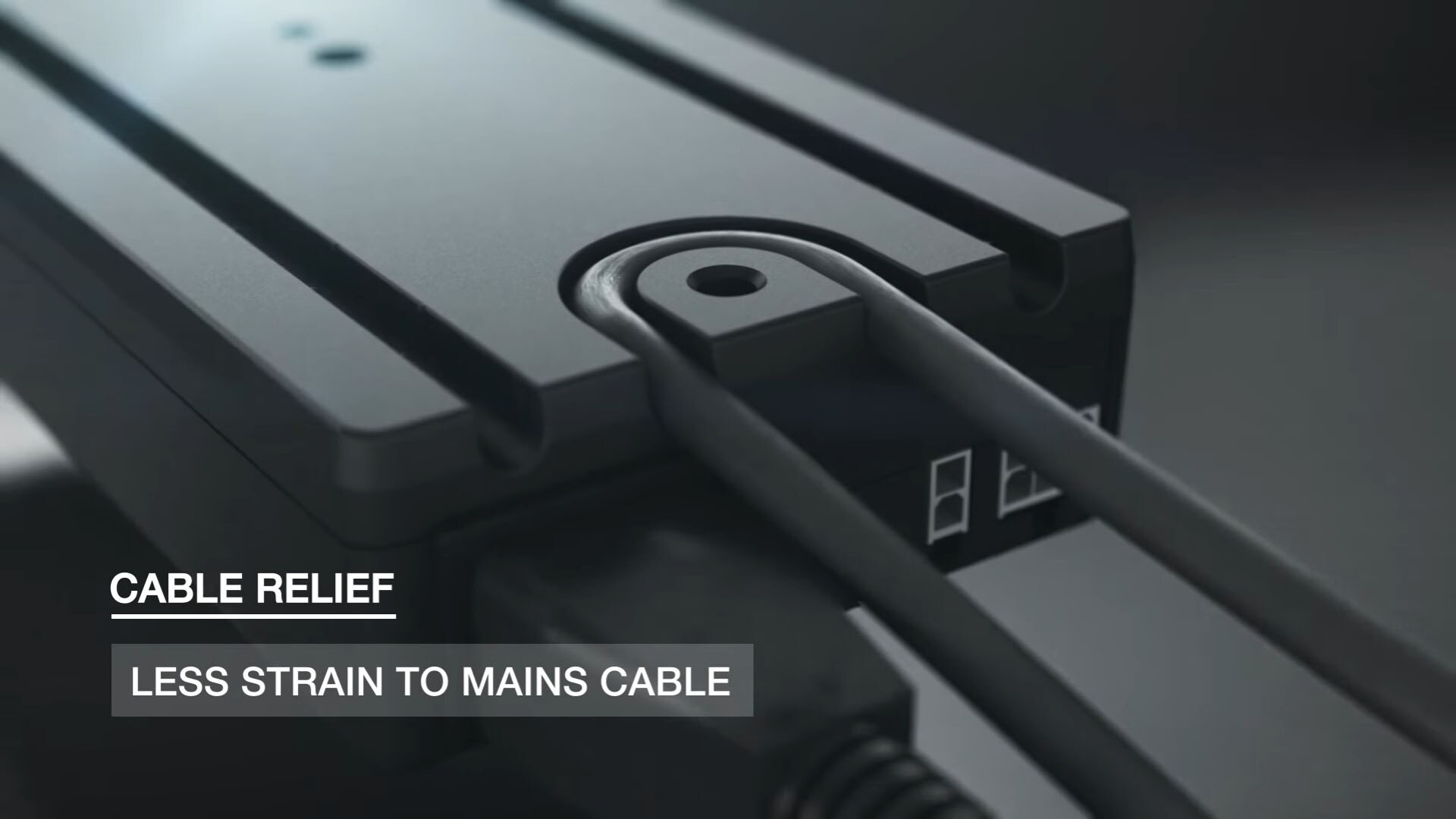 使用 DESKLINE® (办公系列）控制盒 CBD6S ，电动系统安装简便