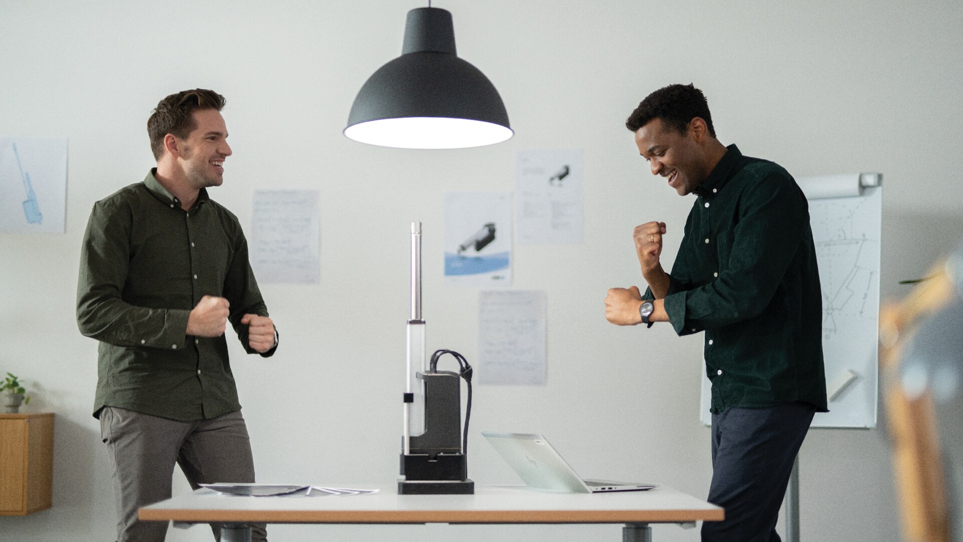 两名工程师正在观看推杆 