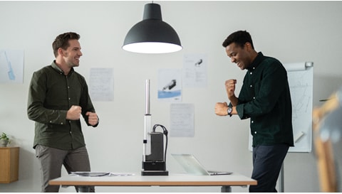 两名工程师正在观看推杆