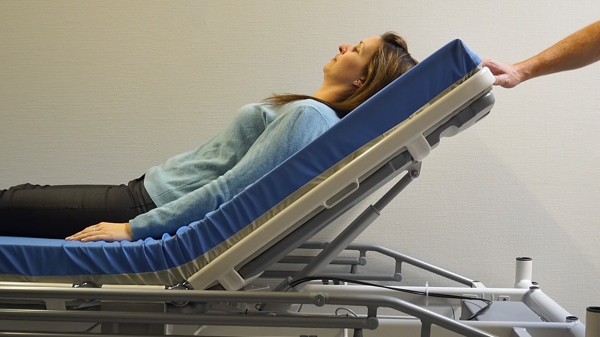 视频展示了用于护理领域、现在带有内部阻尼器的 LA40 QR 电动直线推杆